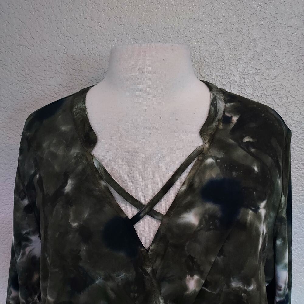 Rock & Republic Army Green Tie Dye Wrap Front Long Sleeve V-neck Blouse Size XL - Picture 3 of 11